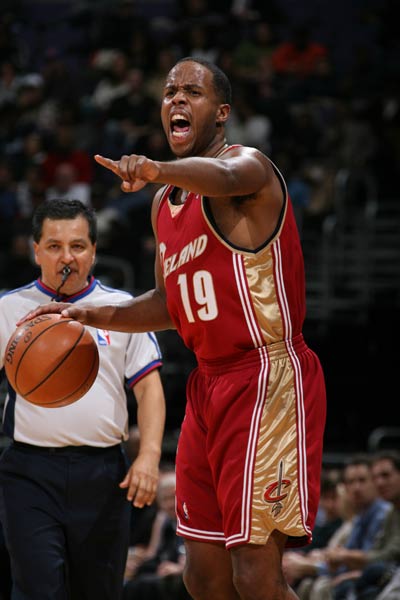 具攻击性的 具攻击性的