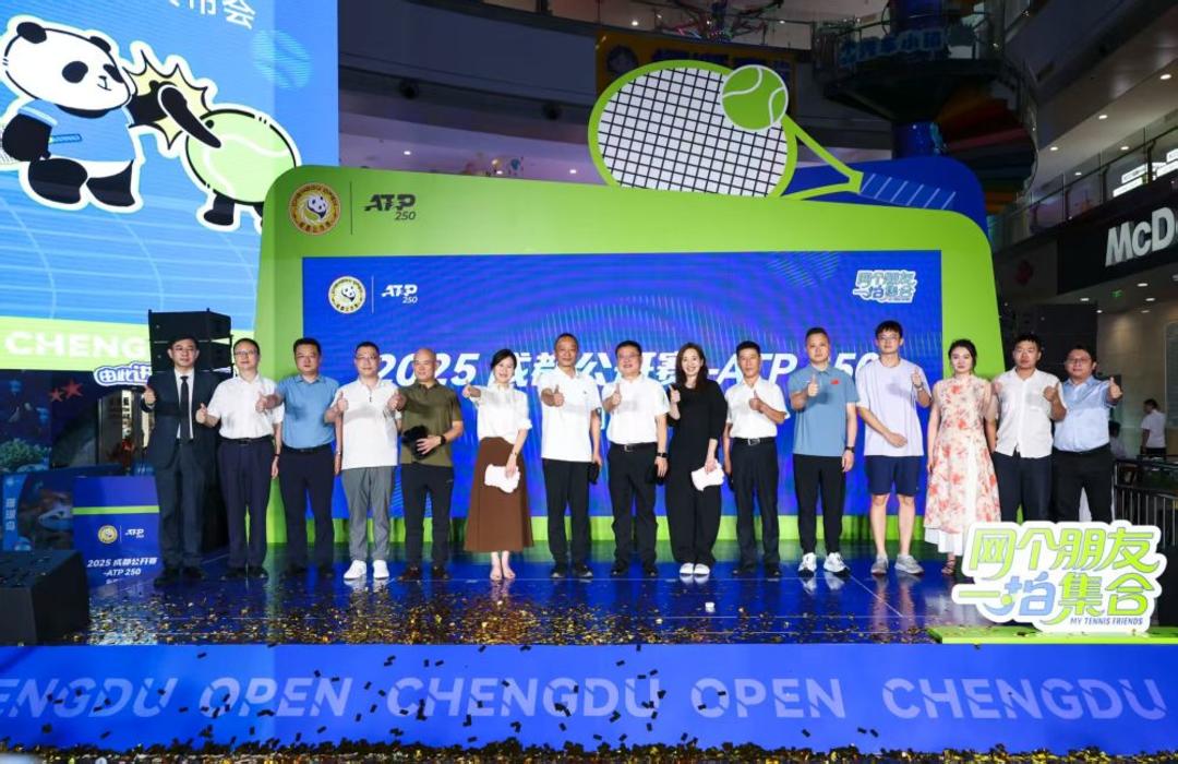 随着足球的 随着足球的